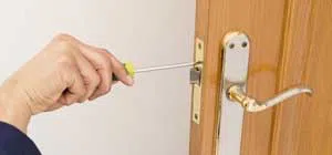 Affordable Locksmith Services Newark, NJ 973-864-3121 - trunk-unlock-01